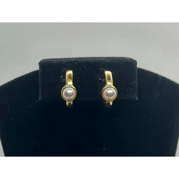 Vintage Napier dainty Gold Tone Pearl Huggie Hoop Screw Back Earrings Signed mcm - Picture 4 of 12